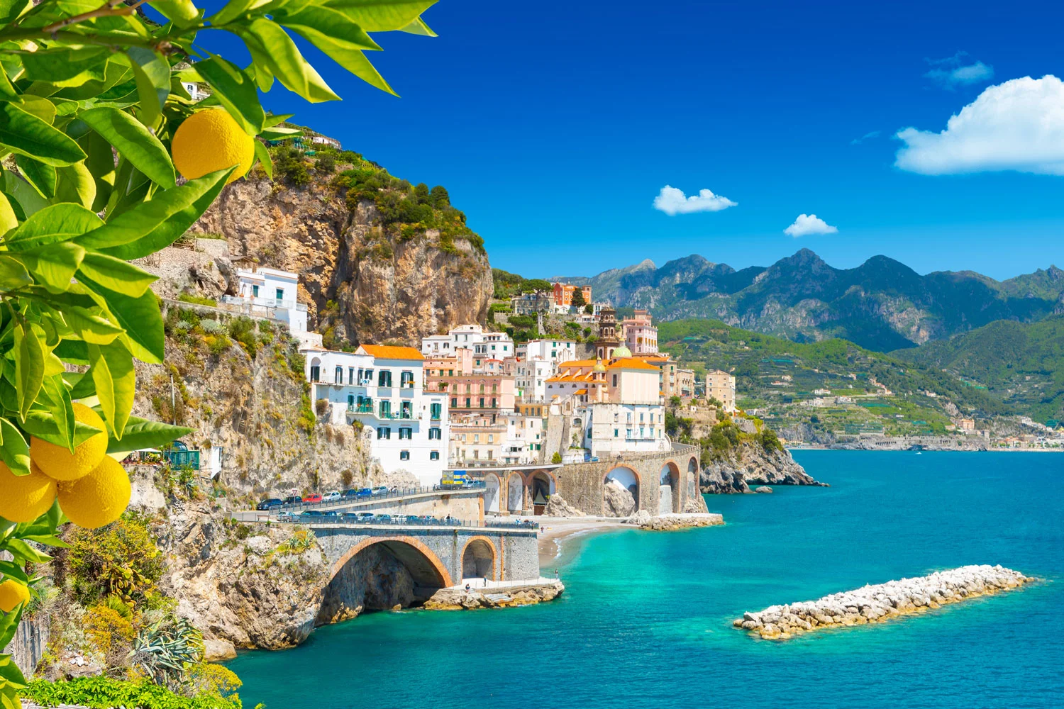 Mediterrane Amalfiküste mit Zitronenhainen als visuelle Einführung in die Welt des Limoncello
