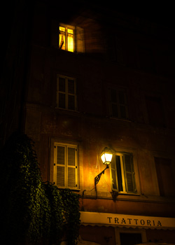Traditionelle Trattoria in Rom am Abend