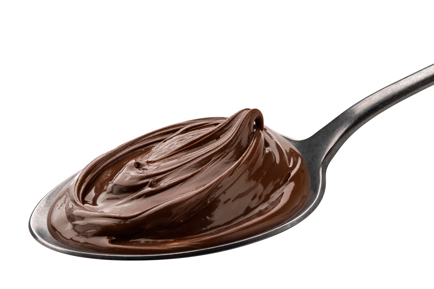 Glänzende Schokoladencreme auf einem Metalllöffel vor weißem Hintergrund