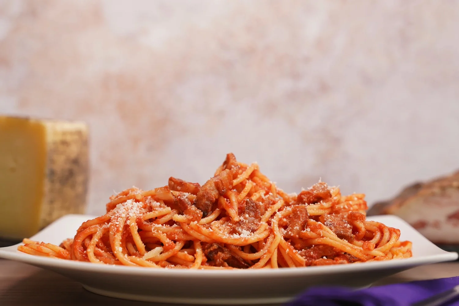 Pasta all’Amatriciana mit Guanciale, Tomaten und Pecorino
