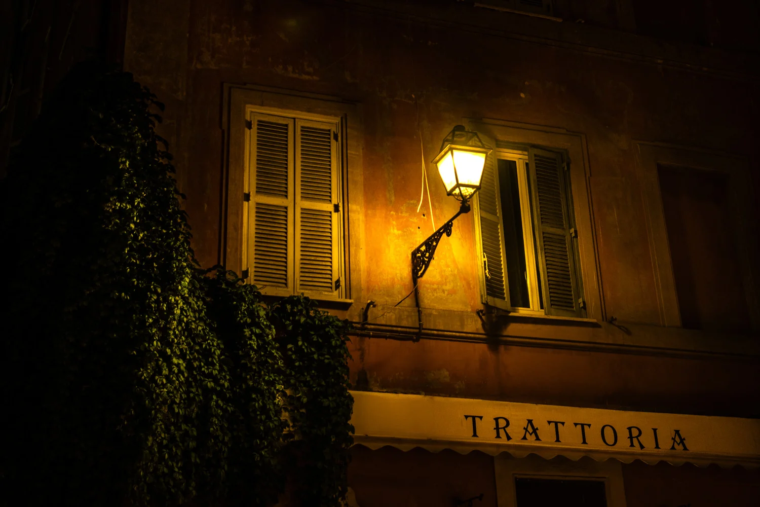 Traditionelle Trattoria in Rom am Abend