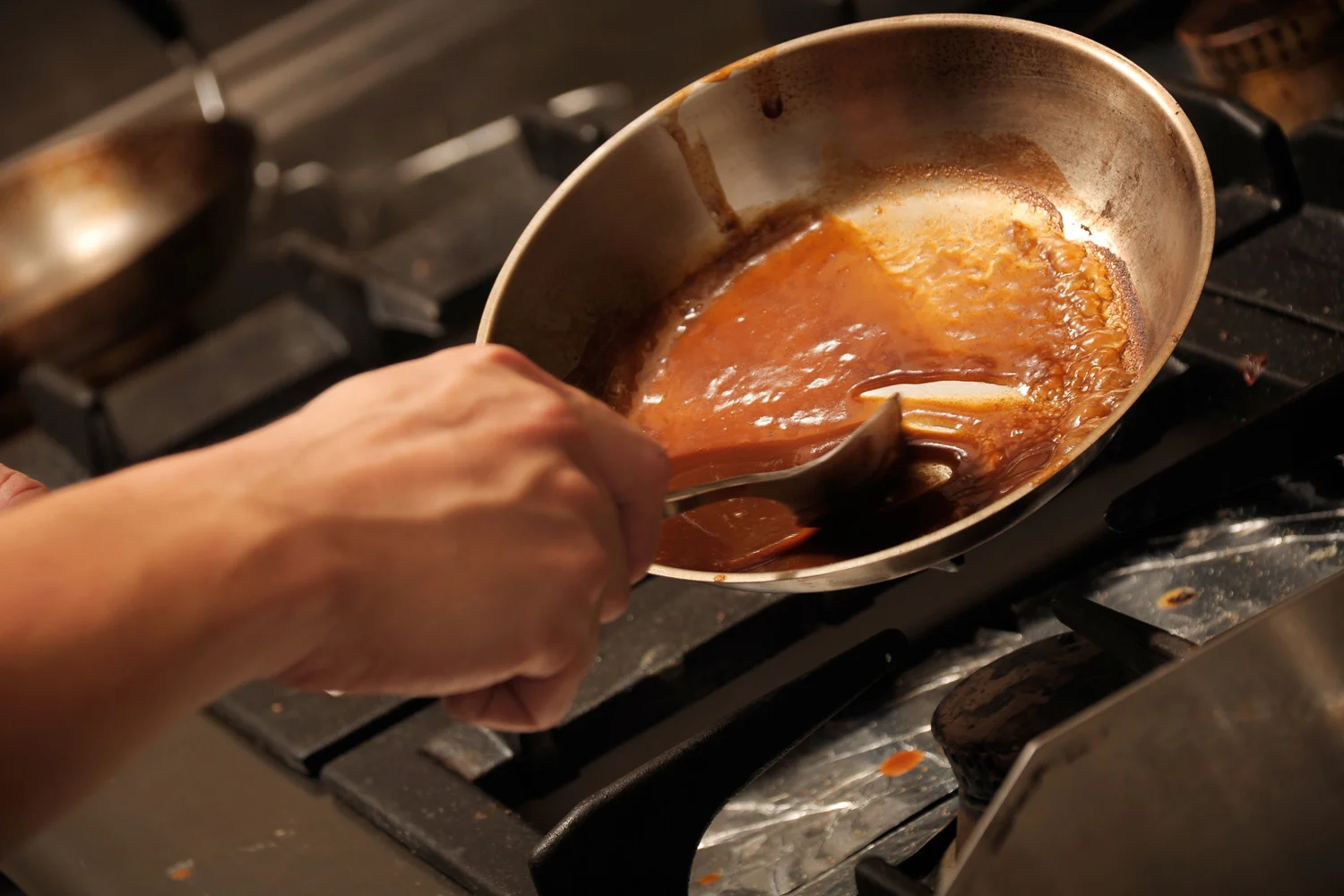 Demi-Glace beim Reduzieren in der Pfanne