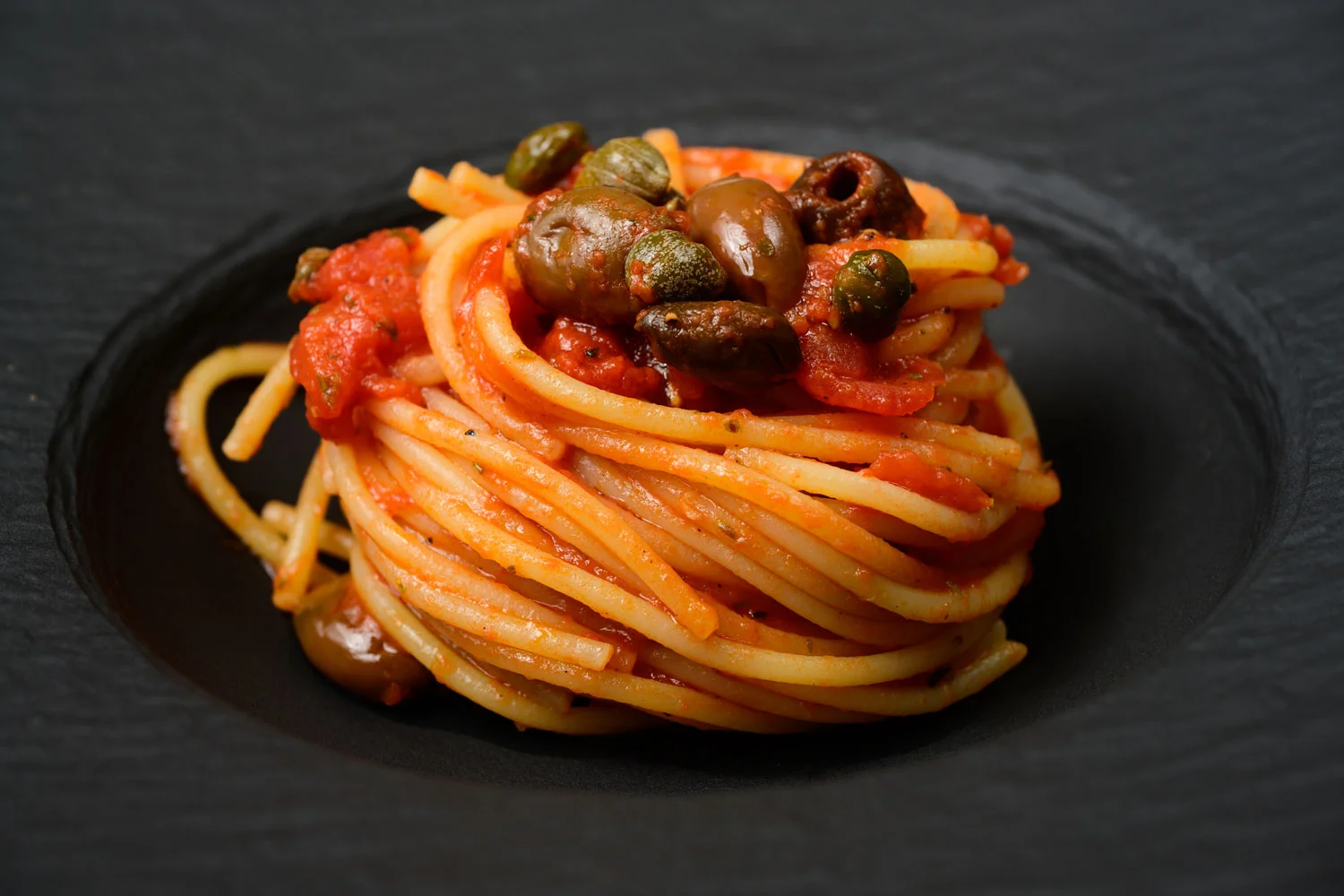 Spaghetti alla putanesca – Pasta mit Kapern, Sardellen, schwarzen Oliven und San Marzano Tomaten